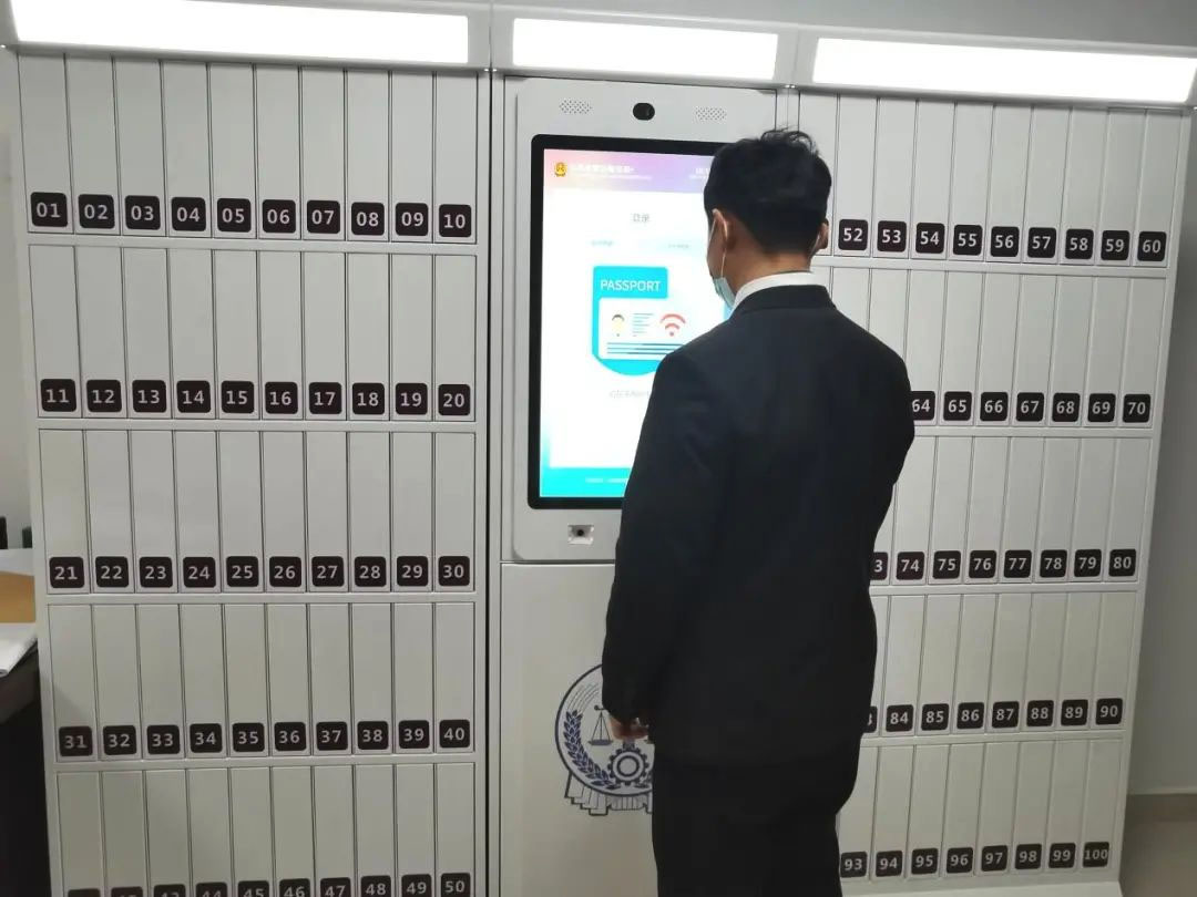 档案e管理人员将案卷存入云柜