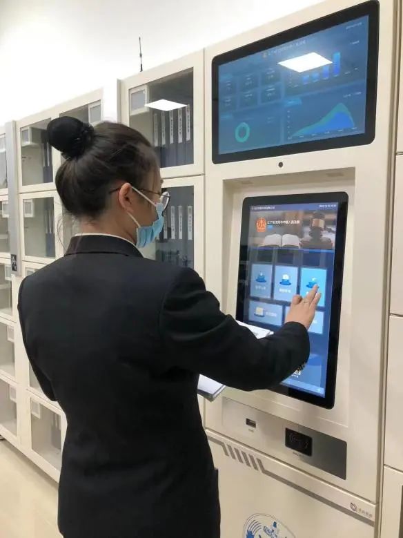 法院智能中间柜使用中